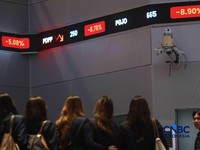Pengunjung mengamati layar digital pergerakan Indeks Harga Saham Gabungan (IHSG) di Bursa Efek Indonesia, Jakarta, Kamis (4/6/2026). (CNBC Indonesia/Muhammad Sabki)