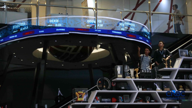 Pengunjung mengamati layar digital pergerakan Indeks Harga Saham Gabungan (IHSG) di Bursa Efek Indonesia, Jakarta, Kamis (4/6/2026). (CNBC Indonesia/Muhammad Sabki)