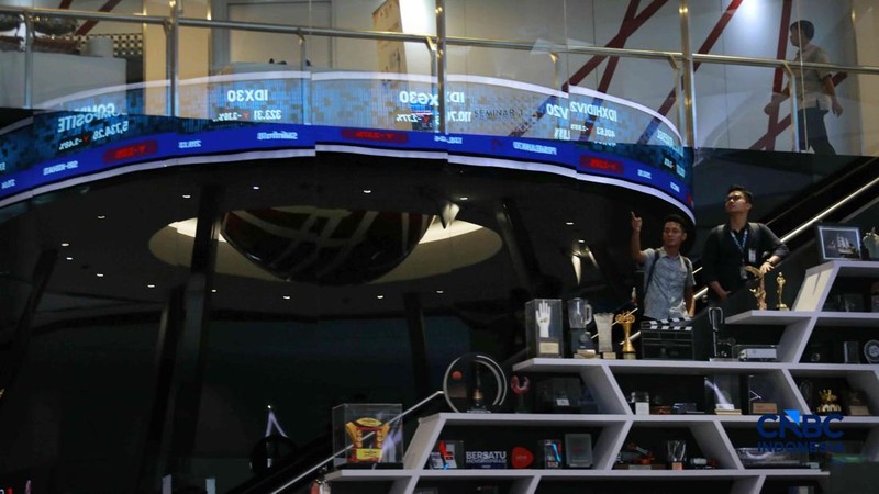 Pengunjung mengamati layar digital pergerakan Indeks Harga Saham Gabungan (IHSG) di Bursa Efek Indonesia, Jakarta, Kamis (4/6/2026).
