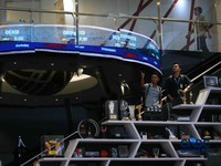 Pengunjung mengamati layar digital pergerakan Indeks Harga Saham Gabungan (IHSG) di Bursa Efek Indonesia, Jakarta, Kamis (4/6/2026). (CNBC Indonesia/Muhammad Sabki)
