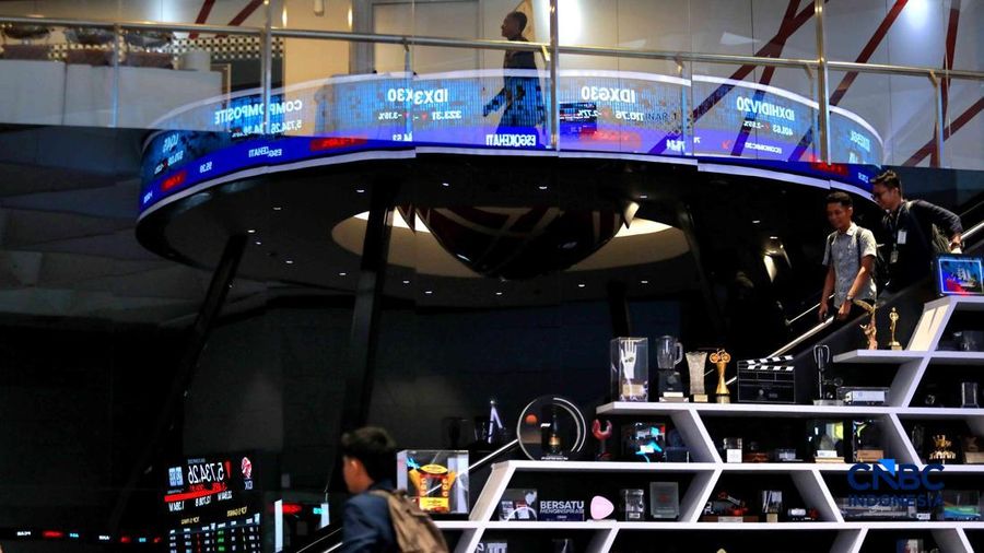 Pengunjung mengamati layar digital pergerakan Indeks Harga Saham Gabungan (IHSG) di Bursa Efek Indonesia, Jakarta, Kamis (4/6/2026). (CNBC Indonesia/Muhammad Sabki)