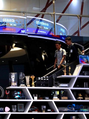 Pengunjung mengamati layar digital pergerakan Indeks Harga Saham Gabungan (IHSG) di Bursa Efek Indonesia, Jakarta, Kamis (4/6/2026). (CNBC Indonesia/Muhammad Sabki)