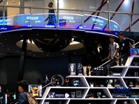Pengunjung mengamati layar digital pergerakan Indeks Harga Saham Gabungan (IHSG) di Bursa Efek Indonesia, Jakarta, Kamis (4/6/2026). (CNBC Indonesia/Muhammad Sabki)