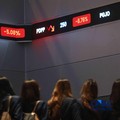 Pengunjung mengamati layar digital pergerakan Indeks Harga Saham Gabungan (IHSG) di Bursa Efek Indonesia, Jakarta, Kamis (4/6/2026). (CNBC Indonesia/Muhammad Sabki)