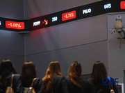 Pengunjung mengamati layar digital pergerakan Indeks Harga Saham Gabungan (IHSG) di Bursa Efek Indonesia, Jakarta, Kamis (4/6/2026).(CNBC Indonesia/Muhammad Sabki)
