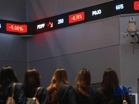 Pengunjung mengamati layar digital pergerakan Indeks Harga Saham Gabungan (IHSG) di Bursa Efek Indonesia, Jakarta, Kamis (4/6/2026). (CNBC Indonesia/Muhammad Sabki)