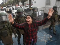 Polisi anti huru hara maju sementara seorang demonstran memberi isyarat dan meneriakkan slogan-slogan selama protes terhadap kebijakan pemerintah Presiden Chili Jose Antonio Kast, di Santiago, Chili, 3 Juni 2026. (REUTERS/Pablo Sanhueza)