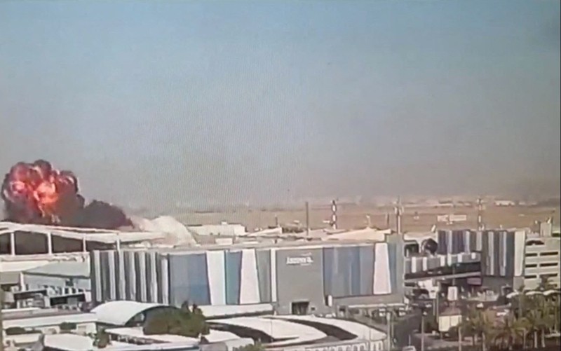 Rekaman CCTV menunjukkan api dan asap yang mengepul setelah serangan di Bandara Internasional Kuwait, di Kota Kuwait, Kuwait pada 3 Juni 2026, dalam cuplikan layar dari video ini. (Civil Aviation Kuwait/Handout via REUTERS)