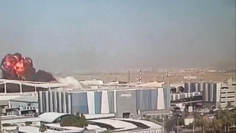 Rekaman CCTV menunjukkan api dan asap mengepul setelah serangan di Bandara Internasional Kuwait, di Kota Kuwait, Kuwait pada 3 Juni 2026, dalam cuplikan video ini.