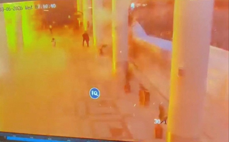 Rekaman CCTV menunjukkan api dan asap yang mengepul setelah serangan di Bandara Internasional Kuwait, di Kota Kuwait, Kuwait pada 3 Juni 2026, dalam cuplikan layar dari video ini. (Civil Aviation Kuwait/Handout via REUTERS)