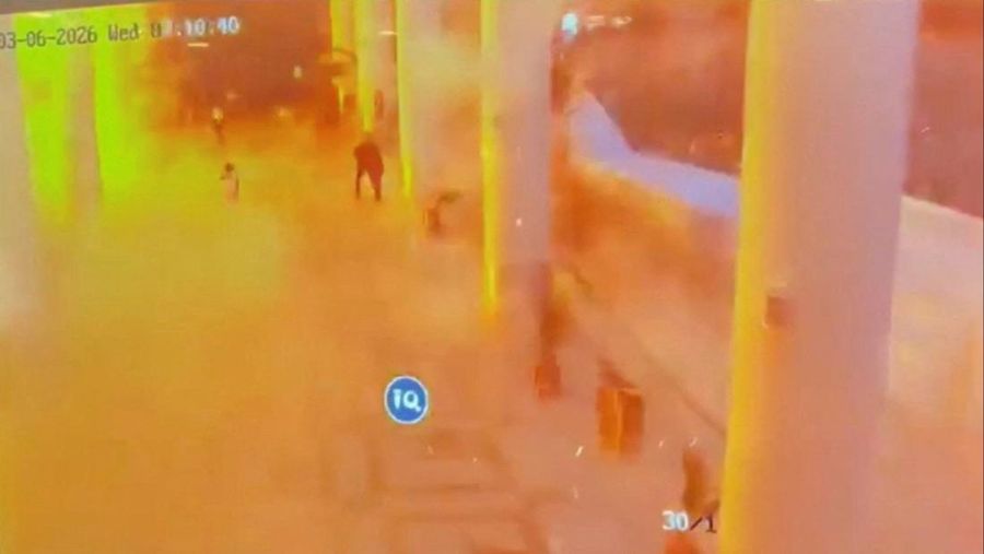 Rekaman CCTV menunjukkan orang-orang berlari mencari perlindungan setelah serangan di Bandara Internasional Kuwait, di Kota Kuwait, Kuwait pada 3 Juni 2026, dalam cuplikan layar dari video ini.