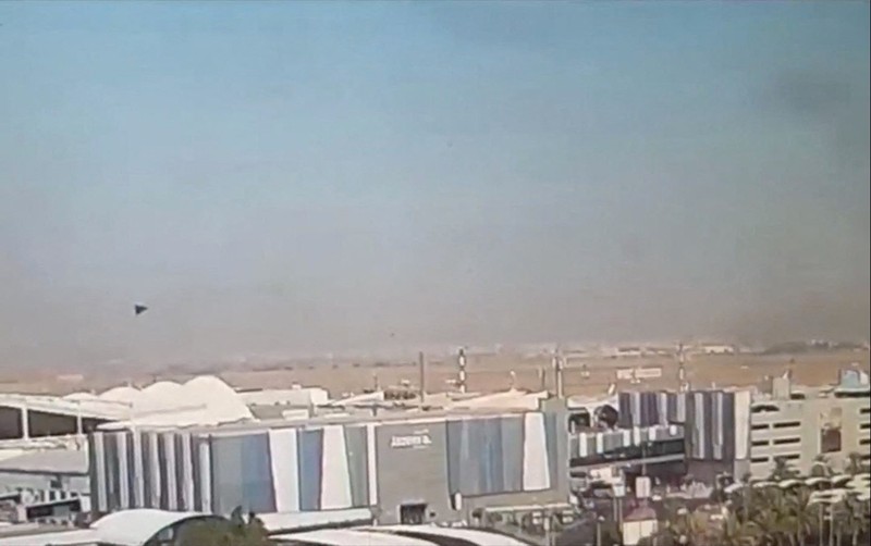 Rekaman CCTV menunjukkan api dan asap yang mengepul setelah serangan di Bandara Internasional Kuwait, di Kota Kuwait, Kuwait pada 3 Juni 2026, dalam cuplikan layar dari video ini. (Civil Aviation Kuwait/Handout via REUTERS)