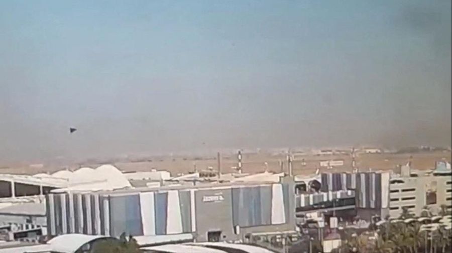 Rekaman CCTV menunjukkan sebuah drone mendekati Bandara Internasional Kuwait, di Kota Kuwait, Kuwait, 3 Juni 2026, dalam cuplikan layar dari video ini.