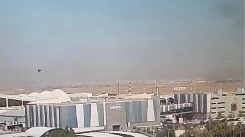 Rekaman CCTV menunjukkan sebuah drone mendekati Bandara Internasional Kuwait, di Kota Kuwait, Kuwait, 3 Juni 2026, dalam cuplikan layar dari video ini.