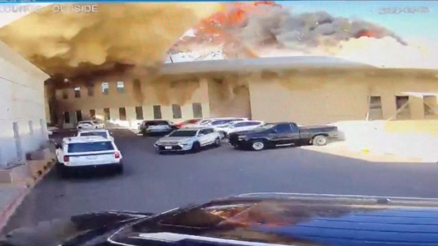 Rekaman CCTV menunjukkan sebuah mobil meninggalkan tempat parkir saat api dan asap mengepul setelah serangan di Bandara Internasional Kuwait di Kota Kuwait, Kuwait, 3 Juni 2026, dalam cuplikan video ini.