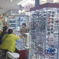 Sejumlah pedagang kacamata melayani pembeli di Pasar Senen Blok III, Jakarta, Rabu (3/6/2026). (CNBC Indonesia/Chandra Dwi Pranata)
