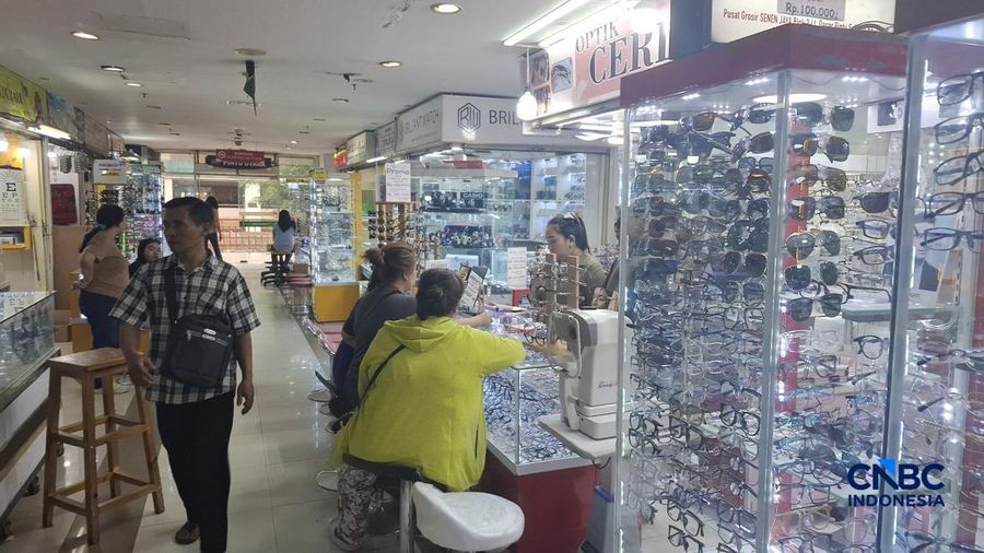 Sejumlah pedagang kacamata melayani pembeli di Pasar Senen Blok III, Jakarta, Rabu (3/6/2026). (CNBC Indonesia/Chandra Dwi Pranata)
