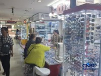 Sejumlah pedagang kacamata melayani pembeli di Pasar Senen Blok III, Jakarta, Rabu (3/6/2026). (CNBC Indonesia/Chandra Dwi Pranata)