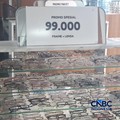 Sejumlah pedagang kacamata melayani pembeli di Pasar Senen Blok III, Jakarta, Rabu (3/6/2026). (CNBC Indonesia/Chandra Dwi Pranata)