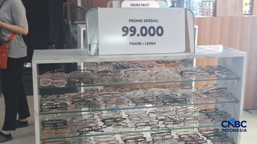 Sejumlah pedagang kacamata melayani pembeli di Pasar Senen Blok III, Jakarta, Rabu (3/6/2026). (CNBC Indonesia/Chandra Dwi Pranata)