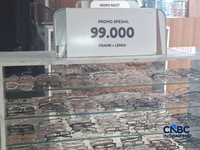 Sejumlah pedagang kacamata melayani pembeli di Pasar Senen Blok III, Jakarta, Rabu (3/6/2026). (CNBC Indonesia/Chandra Dwi Pranata)