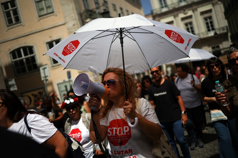 Orang-orang berdemonstrasi pada hari serikat pekerja utama Portugal, CGTP, menyerukan pemogokan umum sebagai protes terhadap rencana pemerintah untuk mereformasi undang-undang ketenagakerjaan, di Lisbon, Portugal, 3 Juni 2026. (REUTERS/Pedro Nunes)