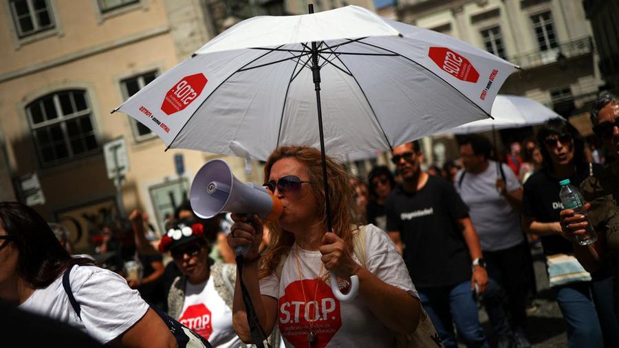 Seorang wanita meneriakkan slogan-slogan selama demonstrasi pada hari serikat pekerja utama Portugal, CGTP, menyerukan pemogokan umum sebagai protes terhadap rencana pemerintah untuk mereformasi undang-undang ketenagakerjaan, di Lisbon, Portugal, 3 Juni 2026.