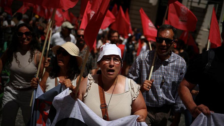 Seorang wanita meneriakkan slogan-slogan selama demonstrasi pada hari serikat pekerja utama Portugal, CGTP, menyerukan pemogokan umum sebagai protes terhadap rencana pemerintah untuk mereformasi undang-undang ketenagakerjaan, di Lisbon, Portugal, 3 Juni 2026.