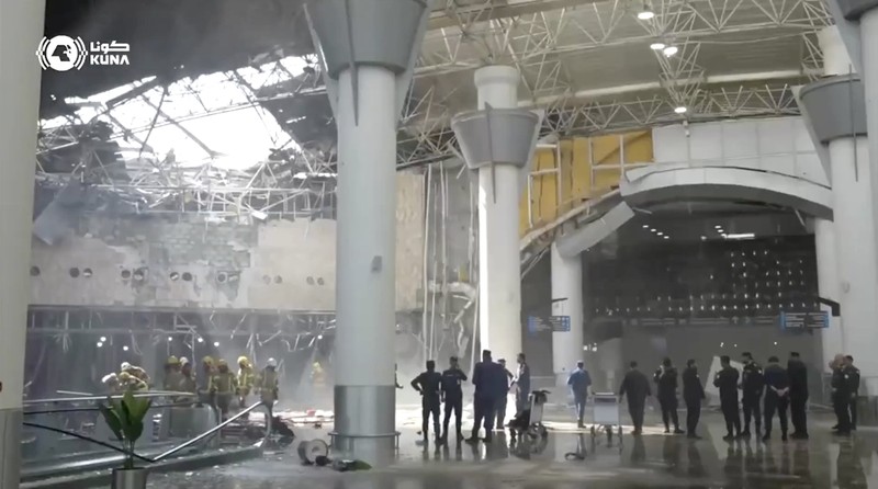 Serangan drone dan rudal Iran merusak fasilitas di Bandara Internasional Kuwait pada Rabu (3/6/2026) menewaskan satu orang dan menyebabkan lebih dari 60 orang lainnya mengalami luka-luka. (Tangkapan Layar Video Reuters/KUNA)