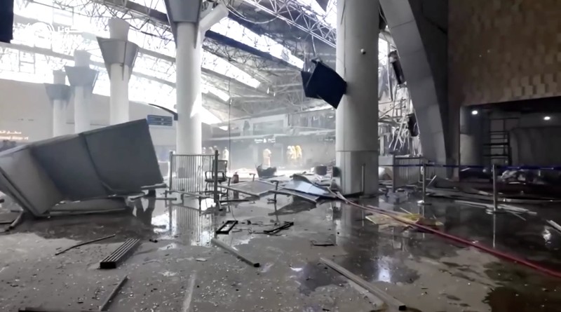 Serangan drone dan rudal Iran merusak fasilitas di Bandara Internasional Kuwait pada Rabu (3/6/2026) menewaskan satu orang dan menyebabkan lebih dari 60 orang lainnya mengalami luka-luka. (Tangkapan Layar Video Reuters/KUNA)