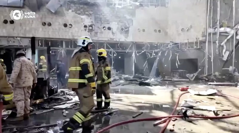 Serangan drone dan rudal Iran merusak fasilitas di Bandara Internasional Kuwait pada Rabu (3/6/2026) menewaskan satu orang dan menyebabkan lebih dari 60 orang lainnya mengalami luka-luka. (Tangkapan Layar Video Reuters/KUNA)