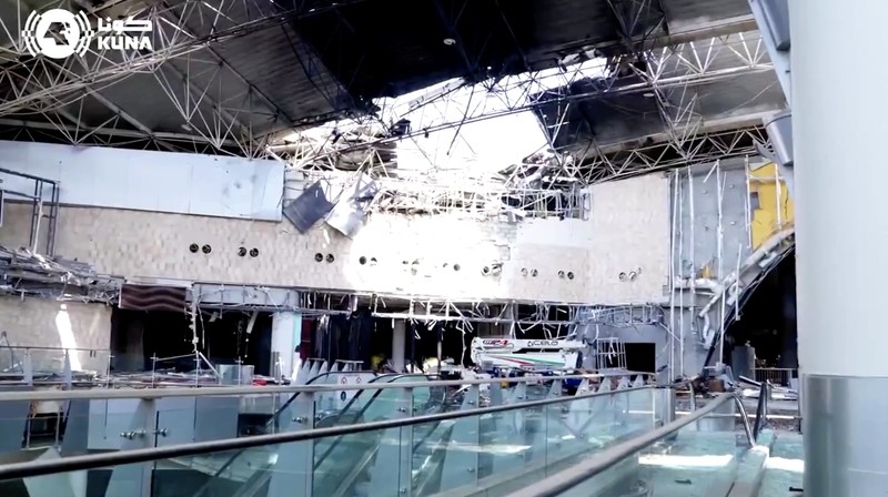 Serangan drone dan rudal Iran merusak fasilitas di Bandara Internasional Kuwait pada Rabu (3/6/2026) menewaskan satu orang dan menyebabkan lebih dari 60 orang lainnya mengalami luka-luka. (Tangkapan Layar Video Reuters/KUNA)