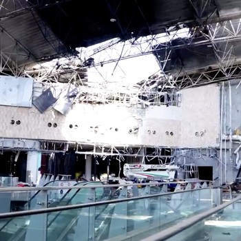 Serangan drone dan rudal Iran merusak fasilitas di Bandara Internasional Kuwait pada Rabu (3/6/2026) menewaskan satu orang dan menyebabkan lebih dari 60 orang lainnya mengalami luka-luka. (Tangkapan Layar Video Reuters/KUNA)