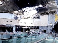Serangan drone dan rudal Iran merusak fasilitas di Bandara Internasional Kuwait pada Rabu (3/6/2026) menewaskan satu orang dan menyebabkan lebih dari 60 orang lainnya mengalami luka-luka. (Tangkapan Layar Video Reuters/KUNA)