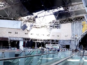Serangan drone dan rudal Iran merusak fasilitas di Bandara Internasional Kuwait pada Rabu (3/6/2026) menewaskan satu orang dan menyebabkan lebih dari 60 orang lainnya mengalami luka-luka. (Tangkapan Layar Video Reuters/KUNA)