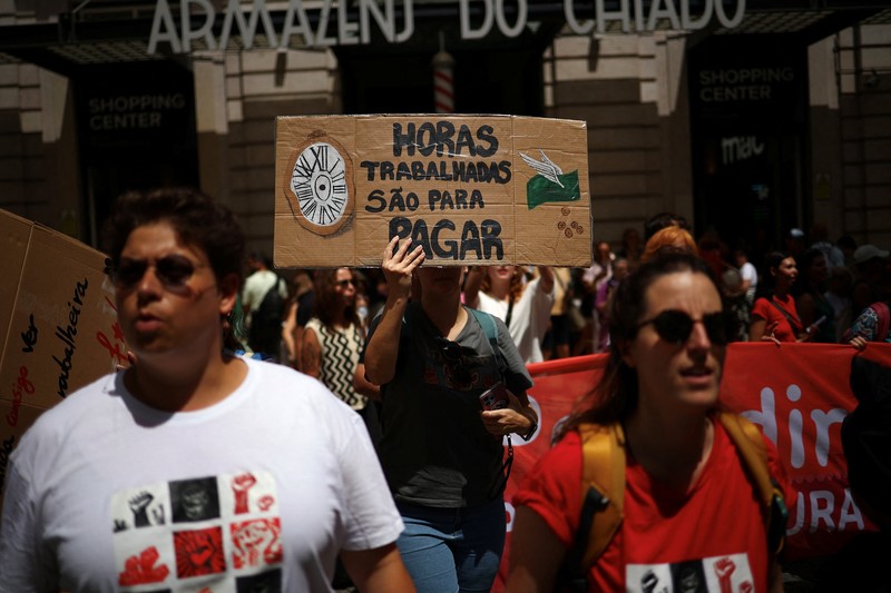 Orang-orang berdemonstrasi pada hari serikat pekerja utama Portugal, CGTP, menyerukan pemogokan umum sebagai protes terhadap rencana pemerintah untuk mereformasi undang-undang ketenagakerjaan, di Lisbon, Portugal, 3 Juni 2026. (REUTERS/Pedro Nunes)