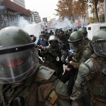 Wajah seorang demonstran berdarah saat ia ditahan oleh polisi anti huru hara selama protes menentang kebijakan pemerintah Presiden Chili Jose Antonio Kast, di Santiago, Chili, 3 Juni 2026. (REUTERS/Pablo Sanhueza)