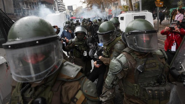 Potret Chaos Mahasiswa Demo Kebijakan Presiden, "Disikat" Polisi