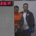 Wakil Menteri Imigrasi dan Pemasyarakatan (Wamen Imipas), Silmy Karim, tampak mengenakan rompi tahanan berwarna oranye saat berada di Gedung Merah Putih KPK, Jakarta, Kamis (4/6/2026). (CNBC Indonesia/Muhammad Sabki)