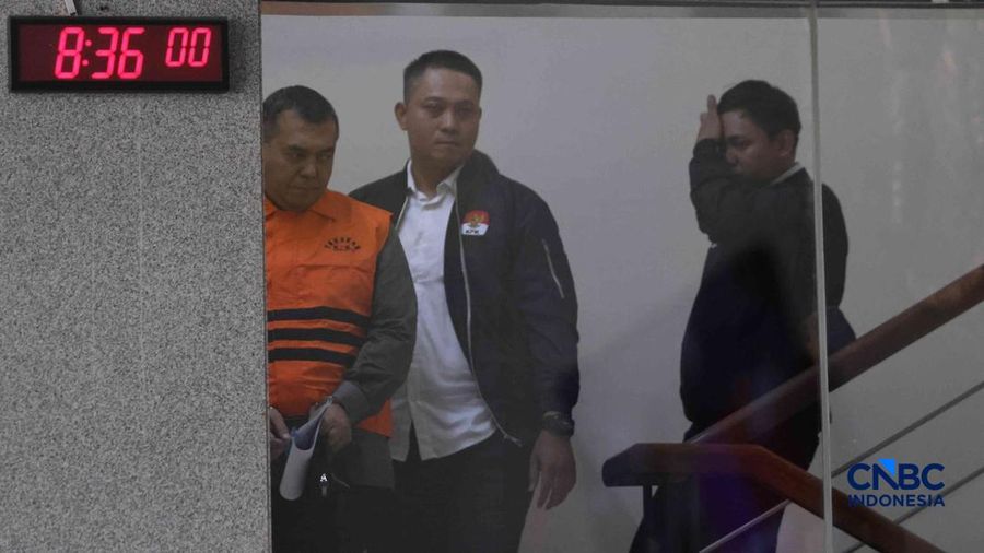 Wakil Menteri Imigrasi dan Pemasyarakatan (Wamen Imipas), Silmy Karim, tampak mengenakan rompi tahanan berwarna oranye saat berada di Gedung Merah Putih KPK, Jakarta, Kamis (4/6/2026).