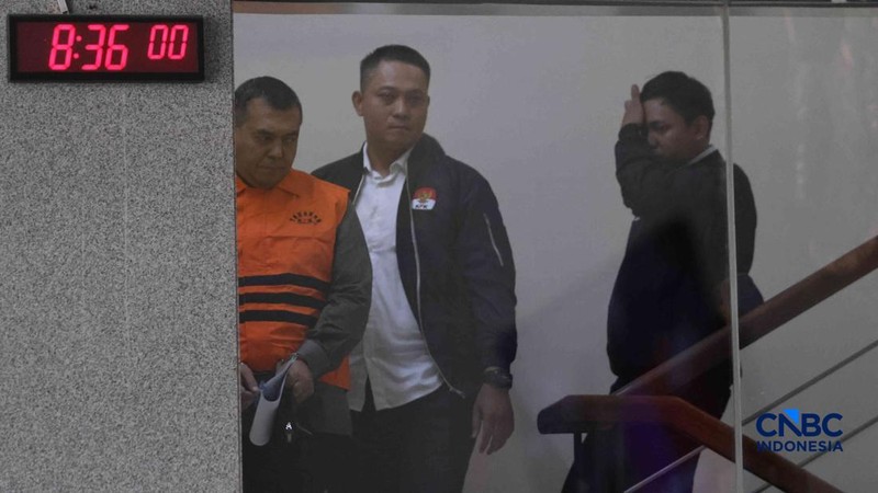 Wakil Menteri Imigrasi dan Pemasyarakatan (Wamen Imipas), Silmy Karim, tampak mengenakan rompi tahanan berwarna oranye saat berada di Gedung Merah Putih KPK, Jakarta, Kamis (4/6/2026).