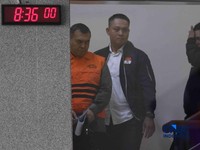Wakil Menteri Imigrasi dan Pemasyarakatan (Wamen Imipas), Silmy Karim, tampak mengenakan rompi tahanan berwarna oranye saat berada di Gedung Merah Putih KPK, Jakarta, Kamis (4/6/2026). (CNBC Indonesia/Muhammad Sabki)