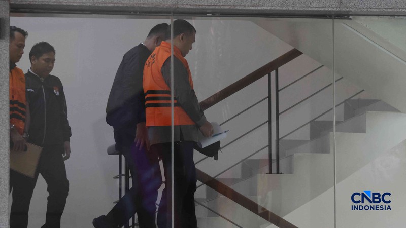 Wakil Menteri Imigrasi dan Pemasyarakatan (Wamen Imipas), Silmy Karim, tampak mengenakan rompi tahanan berwarna oranye saat berada di Gedung Merah Putih KPK, Jakarta, Kamis (4/6/2026). (CNBC Indonesia/Muhammad Sabki)