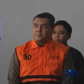 Wakil Menteri Imigrasi dan Pemasyarakatan (Wamen Imipas), Silmy Karim, tampak mengenakan rompi tahanan berwarna oranye saat berada di Gedung Merah Putih KPK, Jakarta, Kamis (4/6/2026). (CNBC Indonesia/Muhammad Sabki)