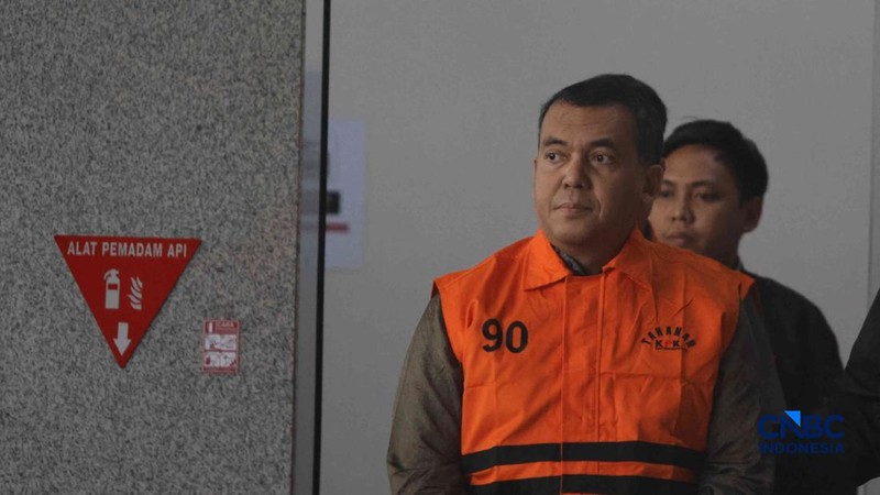 Wakil Menteri Imigrasi dan Pemasyarakatan (Wamen Imipas), Silmy Karim, tampak mengenakan rompi tahanan berwarna oranye saat berada di Gedung Merah Putih KPK, Jakarta, Kamis (4/6/2026).