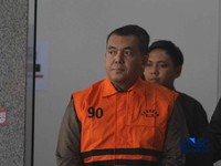 Wakil Menteri Imigrasi dan Pemasyarakatan (Wamen Imipas), Silmy Karim, tampak mengenakan rompi tahanan berwarna oranye saat berada di Gedung Merah Putih KPK, Jakarta, Kamis (4/6/2026). (CNBC Indonesia/Muhammad Sabki)