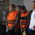 Foto: Wakil Menteri Imigrasi dan Pemasyarakatan Silmy Karim tampak mengenakan rompi tahanan berwarna oranye saat berada di Gedung Merah Putih KPK, Jakarta, Kamis (4/6/2026). (CNBC Indonesia/Muhammad Sabki)
