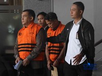 Wakil Menteri Imigrasi dan Pemasyarakatan (Wamen Imipas), Silmy Karim, tampak mengenakan rompi tahanan berwarna oranye saat berada di Gedung Merah Putih KPK, Jakarta, Kamis (4/6/2026). (CNBC Indonesia/Muhammad Sabki)