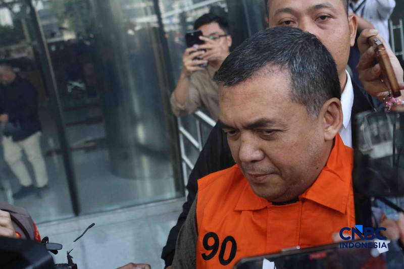Wakil Menteri Imigrasi dan Pemasyarakatan (Wamen Imipas), Silmy Karim, tampak mengenakan rompi tahanan berwarna oranye saat berada di Gedung Merah Putih KPK, Jakarta, Kamis (4/6/2026). (CNBC Indonesia/Muhammad Sabki)