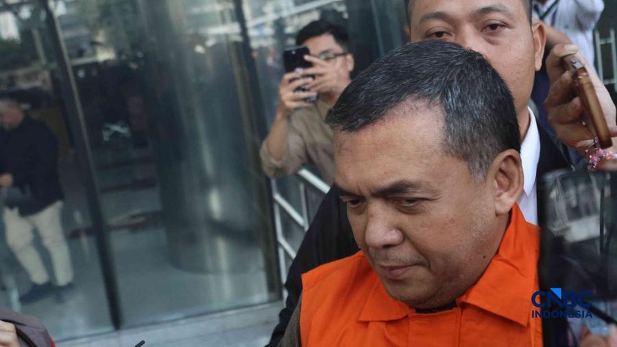 Wakil Menteri Imigrasi dan Pemasyarakatan (Wamen Imipas), Silmy Karim, tampak mengenakan rompi tahanan berwarna oranye saat berada di Gedung Merah Putih KPK, Jakarta, Kamis (4/6/2026).